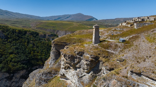 Сотрудники ГБУ «Аргунский музей-заповедник» совершили выезд в село Харкарой Веденского района к боевой башне и сохранившимся руинам жилых строений.

В ходе работы проведена фото- и видеосъёмка объектов, обладающих признаками объектов культурного наследия. Полученные материалы будут использованы для последующего изучения и документирования.