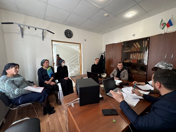 17 февраля 2026 года в Администрации Джейрахского муниципального района прошло третье  заседание межведомственной комиссии по делам несовершеннолетних и защите их прав. 

На повестке дня были следующие вопросы:

1. Рассмотрение административных материалов в отношении ряда граждан.

- Были изучены случаи нарушения прав несовершеннолетних и приняты меры по их устранению.

2. Анализ текущей работы комиссии. 

- Обсудили эффективность проводимых мероприятий и необходимость внесения изменений в работу комиссии.

По каждому рассмотренному делу комиссия приняла соответствующие решения и дала рекомендации. Это позволяет обеспечить защиту прав детей и подростков, проживающих на территории района. Регулярные заседания позволяют оперативно реагировать на возникающие проблемы и улучшать качество защиты прав несовершеннолетних.