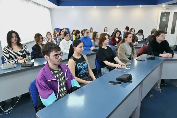 В ПГУ обсудили методологию понимания словесного искусства.
 
Приглашённый спикер из Ереванского государственного университета – доктор филологических наук, профессор кафедры английской филологии факультета европейских языков и коммуникаций Седа Керобовна Гаспарян – выступила перед аудиторией с темой «Concerning the Methodology of Understanding Verbal Art». 

Профессор Седа Гаспарян не только изложила авторский взгляд на методологию, но и вовлекла слушателей в диалог, подчеркнув, что понимание искусства слова лежит в основе успешной межкультурной коммуникации.

Сотрудничество ПГУ и ЕГУ открывает новые горизонты для академических обменов и обогащает образовательные программы актуальными международными практиками