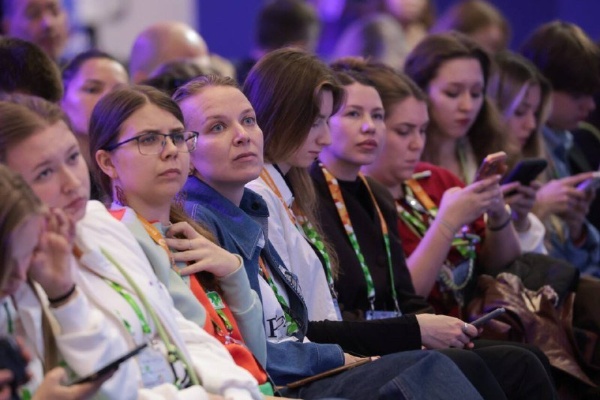 ПГУ на Международном фестивале молодёжи.

С 11 по 17 сентября в Екатеринбурге прошло одно из крупнейших молодёжных событий страны – Международный фестиваль молодёжи-2026. 

В числе участников масштабной площадки – преподаватель кафедры психологии личности и профессиональной деятельности ПГУ Софья Николаевна Павленко. Фестиваль объединил 10 000 участников из 191 страны, а общее количество заявок превысило 113 тысяч.

В течение фестиваля перед участниками выступили более 150 спикеров мирового уровня. Завершилось событие встречей с Министром иностранных дел Российской Федерации Сергеем Викторовичем Лавровым, участницей которой стала и Софья Николаевна.