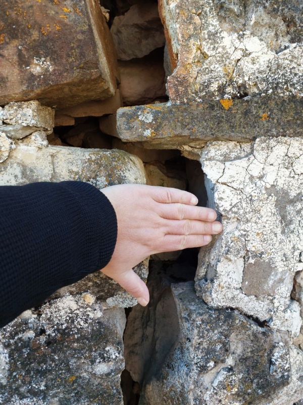 Today, specialists from ACM Group conducted another inspection of the combat tower of the Meller architectural complex in mountainous Ingushetia. Expanded vertical cracks covering almost the entire height of the tower raise serious concerns about its condition. In addition to the walls, the cracks have seriously damaged the internal stone vault. Through cracks, through which one can insert a hand, clearly indicate that the tower is in a critical condition. Urgent emergency work is needed on this unique architectural monument.