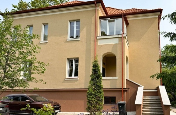 В Калининграде завершена реставрация старой немецкой виллы на улице Тельмана, являющейся объектом культурного наследия регионального значения. Реставраторы восстановили участки стен, заменили окна и двери, вернули исторический колер фасадам.

Двухэтажная вилла с вальмовой крышей была построена в Кенигсберге на Августа-Виктория-аллее в начале ХХ века.