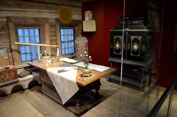 В музее-заповеднике Коломенское после реставрации открыли Домик Петра I.

В 1702 году его построили русские плотники и голландские корабельные мастера в устье Северной Двины. В 1877 году он был перенесен в Архангельск, а в 1934 - в Коломенское. 

Специалисты отремонтировали наружные стены деревянного сруба и декоративные элементы, печную трубу и кровлю. В интерьерах заменили полы. Также проведен ремонт инженерных систем.