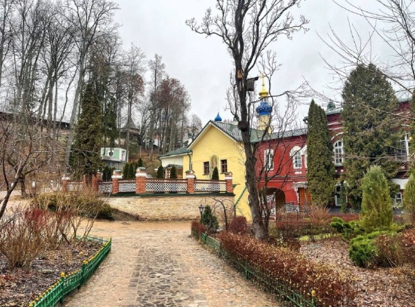 В Лазаревской церкви Псково-Печерского монастыря, отреставрированной по проекту "АСМ Групп" началась установка иконостаса. Церковь построена в 1792-1800 годах при настоятеле архимандрите Петре Можайском для монастырской больницы.