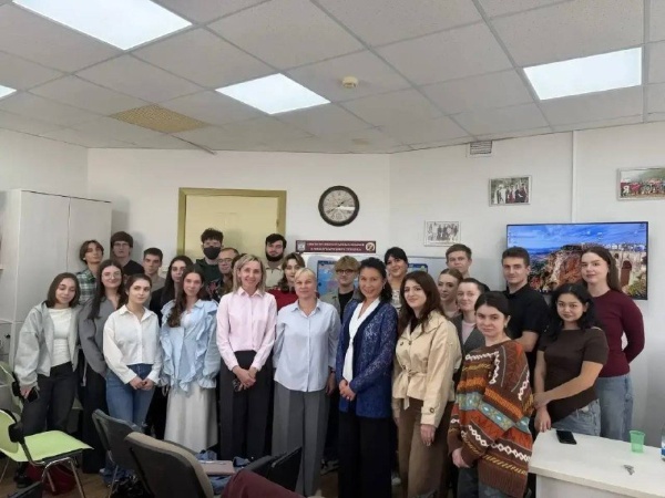В ПГУ прошла встреча студентов с Надеждой Никаноровной Кузнецовой - практикующим гидом-переводчиком, единственным аттестованным специалистом по китайскому языку в своём направлении.

Мероприятие организовали кафедра туризма и индустрии гостеприимства и кафедра восточных языков и культур совместно с туристической компанией «Ладья».

Студенты направлений «СПСТЭД», «Туризм» и «Гостиничное дело» узнали об особенностях работы с китайскими туристами, разобрали реальные профессиональные ситуации и обсудили, почему для успешной работы гиду-переводчику недостаточно просто знать язык – важно понимать культурные традиции и менталитет гостей.

Такие встречи помогают студентам познакомиться с профессией изнутри и подготовиться к реальным задачам будущей работы