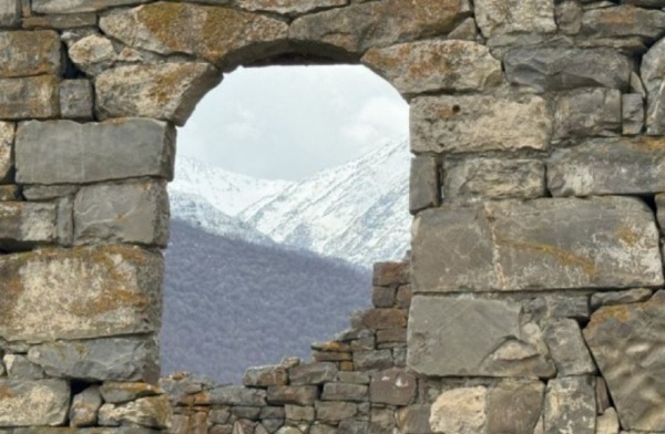 "АСМ Групп" продолжает работы по выявлению неучтенных исторических построек на территории горной Ингушетии и внесению их в создаваемую компанией при полной поддержке Благотворительного фонда "САФМАР" - Единую электронную базу памятников Ингушетии. Постройки, обладающие признаками объектов культурного наследия, также должны быть внесены в Реестр объектов культурного наследия Ингушетии для их юридической и фактической защиты.

Команда "АСМ Групп" закончила работы по изучению и выявлению построек и стел на Башенном комплексе "Эгенты". В существующем реестре находятся 5 объектов культурного наследия, включая башни и склепы. Специалисты "АСМ Групп" выявили на комплексе "Эгенты" еще 25 исторических памятников, обладающих признаками объектов культурного и археологического наследия, среди которых - башни, склепы и стелы.

"АСМ Групп" направило в Комитет по охране объектов культурного наследия Ингушетии 25 заявлений о включении выявленных объектов в Реестр вновь выявленных объектов культурного наследия Ингушетии. Надеемся, что в течение 90 рабочих дней еще 25 объектов юридически станут выявленными объектами Российской Федерации и займут свое достойное место среди других уникальных памятников страны. "АСМ Групп" готово оказать всю дополнительную необходимую помощь, чтобы юридически защитить башни, склепы и стелы Башенного комплекса "Эгенты".