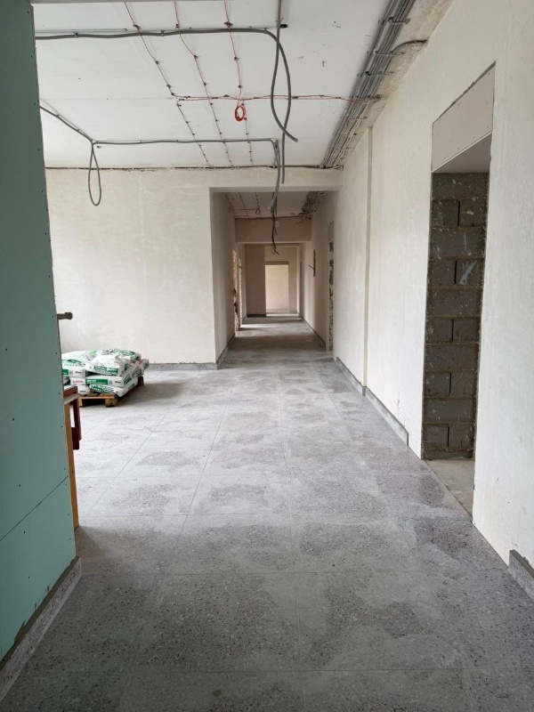 As part of the national "Youth and Children" project, major renovations are underway at the secondary school in the village of Novy Urukh, Irafsky District. The project includes a comprehensive renovation of the building.

To date, contractors have replaced all utility systems: electrical, heating, water supply, and sewerage. Construction workers are currently working on the interior, installing flooring and renovating classrooms, hallways, and common areas. Particular attention is being paid to safety and creating a comfortable environment for students.

Once all work is completed, the school will have updated facilities, modern utilities, and a comfortable learning environment.