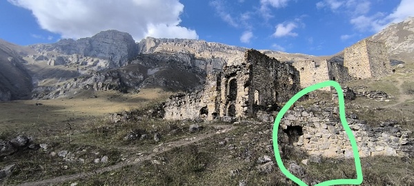 Сотрудники музея-заповедника в рамках плана работ по выявлению и учету ранее неучтенных объектов культурного наследия нашли на территории башенного комплекса «Бейни» ранее не учтенные основания 5 жилых башен с сохранившимися фрагментами стен и 1 подземный могильник с циклопической кладкой камня, обладающие признаками объектов культурного наследия.

По предварительным данным, одна из выявленных жилых башен расположена между двумя другими, образуя закрытый внутренний двор. Вход в этот двор находится с одной стороны, а выход — с другой. В башенных поселениях жилые башни часто располагались группами по фамильным кварталам вместе с пристройками и заградительными стенами.

Остальные 4 жилые башни распределены по всему комплексу. Некоторые из них сохранили арочные камни, отверстия для балок, одна башня сохранила три входных проема. 

Подземный могильник расположен в центре поселения. Входной проем открыт, сквозь который можно разглядеть костные останки. Прямо за этим могильником находится небольшое помещение, которое по внешнему виду напоминает поминальную камеру. Однако для точного определения его назначения необходимо провести археологические раскопки.

Полевые исследования на этом объекте, включающие выявление, описание, измерение и фотографирование, еще не завершены. Работы будут продолжены в ближайшее время.

Башенный комплекс «Бейни» расположен у подножия горы Маьт-Лоам. На стенах и дверных проемах у жилых башен можно видеть линейные петроглифы и другие изображения.
