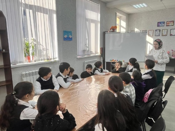 Художественный руководитель ДК Газдиева М. Р. провела беседу с учащимися начальной общеобразовательной школы с.п. Ляжги о ключевых этапах становления российского театра, особенностях его развития и вкладе выдающихся деятелей сцены в формирование культуры, а также оформила стенд на тему «История русского театра» к 150‑летию Союза театральных деятелей.