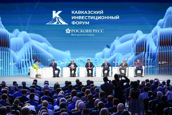 Росконгресс опубликовал деловую программу главного делового события СКФО, которое пройдет с 17 по 19 мая в МВЦ «МинводыЭКСПО». Помимо своих ключевых сессий по ОЭЗ, кадрам, импортозамещению и привлечению инвестиций институт развития Кавказ.РФ соберет отдельную программу для молодых, пробующих силы в бизнесе либо поиске новой работы.

В сторону малого бизнеса сдвинулась и вся программа форума — в архитектуре много сессий, посвященных креативным индустриям, прикладным цифровым технологиям, поиску новых ниш на рынке и оптимизации процессов на уже существующих. По замыслу организаторов, выставочная экспозиция также будет собрана с учетом интересных проектов предпринимателей, возможно даже стартапов.

Ключевая сессия форума — пленарное заседание с участием вице-премьера, куратора СКФО Александра Новака. Эта дискуссия традиционно является стратегической и служит ориентиром для бизнес-сообщества на грядущий год и далее.

Новинкой мероприятия станет лекторий «Диалог с губернатором: вектор на Кавказ», где глава региона и его команда в формате питч-сессии представят фокусы развития территории и культурный контекст. В лектории планируют принять участие известные выходцы из каждого субъекта.

В аналогичном формате представит свою стратегию до 2030 года и команда Кавказ.РФ. Гендиректор Андрей Юмшанов и его профильные заместители расскажут о планах перерождения компании в успешную социально-ориентированную госкорпорацию, умело управляющую активами и реинвестирующую в новые перспективные проекты.

Большое внимание в программе Кавказ.РФ будет уделено подготовке кадров — ее готовит Отраслевой центр компетенций совместно с опытным партнером — компанией Хэдхантер. Это будут практические сессии как по формированию hr-бренда Северного Кавказа, так и практикумы по составлению резюме и поиску работы с помощью нового карьерного портала.