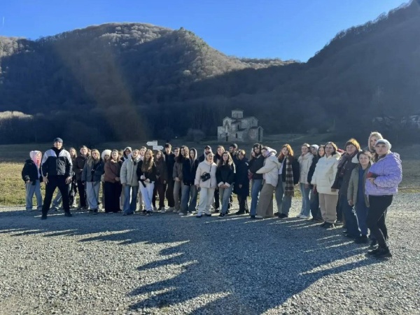 В минувшие выходные Центр индустрии гостеприимства ИИЯМТ ПГУ и турклуб «Минералка» организовали традиционную, но от этого не менее захватывающую экскурсию в Архыз для студентов и преподавателей нашего университета.

Это путешествие стало настоящим погружением в историю, природу и культуру Кавказа:

Посетили древнее Аланское городище (Нижнеархызское) и окунулись в мир мифов и легенд первых поселенцев;

Увидели уникальную святыню – наскальный образ Лика Христа, фреску, написанную на высоте 100 метров;

Поднялись по канатной дороге на высоту 2240 метров в «Романтике» 

Насладились потрясающими осенне-зимними пейзажами, вершиной горы София и узнали массу интересных фактов о географии и истории региона.