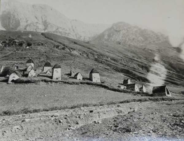 Государственный исторический музей Москвы передал историкам "АСМ Групп" уникальные фотографии 1920-х годов башенного комплекса Таргим в горной Ингушетии, сделанные экспедицией Е.Шиллинга.
