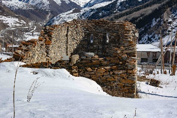 Старая церковь с захоронением