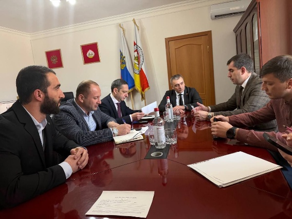 В рамках рабочей поездки в Ирафский район министр культуры РСО-Алания Батраз Гудиев провёл личный приём граждан в районной администрации.

Жители обратились с насущными проблемами: ремонт ДК в Махческе, нехватка рояля в Детской школе искусств и микроавтобуса для РДК в Чиколе.

Министр взял все вопросы на контроль. Так, проблему капитального ремонта Дома культуры в Махческе решено было адресовать Минстрою республики в рамках заявочной кампании нацпроекта «Семья». Вопросы приобретения рояля и транспорта для учреждений культуры также будут решены в приоритетном порядке.

После общения с жителями Батраз Гудиев провёл инспекцию Районного Дворца культуры в Чиколе, положительно оценив как уровень работы сотрудников, так и содержание здания.