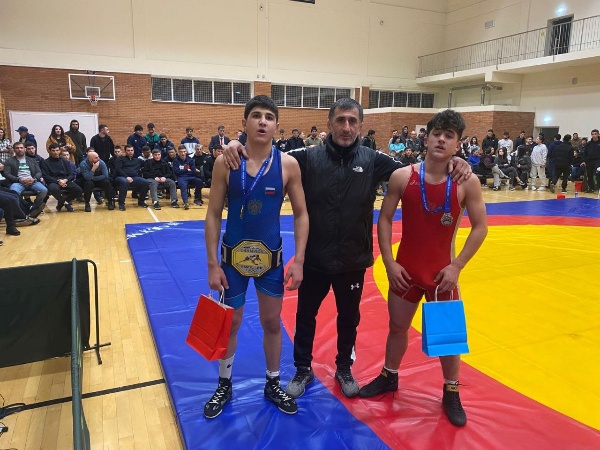 В минувшие выходные в Спортивно-оздоровительном комплексе «Чикола» состоялся второй турнир «Ирафская борцовская лига» (Iraf Wrestling league), проведение которого способствовало достижению целей и задач государственной программы «Спорт России».

Этот турнир дебютировал в феврале текущего года и сразу покорил сердца атлетов и болельщиков. Его создатели - трехкратный чемпион Европы по вольной борьбе среди юношей Марат Фадзаев и муниципальный координатор «Движения первых» в Ирафском районе Алан Сайлаонов.

По итогам соревнований борцы Ирафского района завоевали чемпионские пояса и медали.