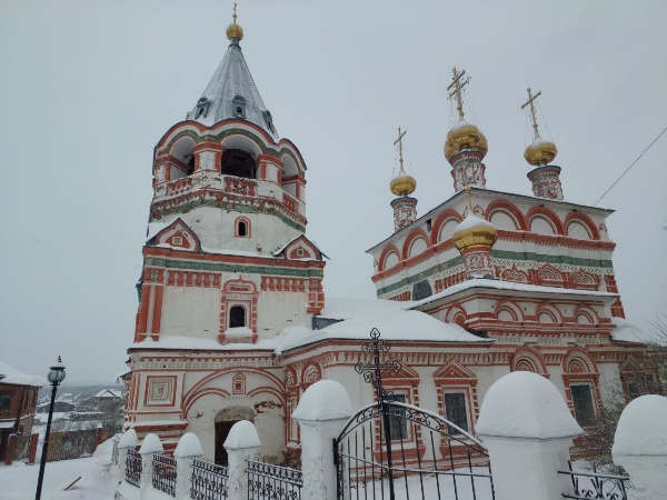 Соликамская Богоявленская церковь с колокольней и двумя приделами основана в 1687, а освящена в 1695 году. 

Церковь сохранила резной барочный иконостас с богатейшим собранием икон XVII века, находящийся в настоящее время в аварийном состоянии.