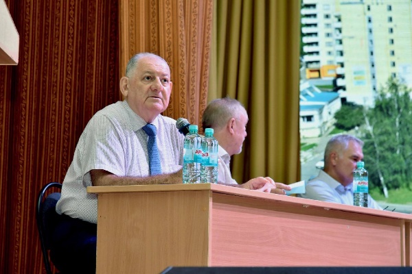 3 сентября в Большом актовом зале ПГУ прошло расширенное заседание Учёного совета с участием сотрудников и студенческого актива. Главная тема – переход к новой модели высшего образования.

Ректор ПГУ профессор Александр Павлович Горбунов представил ключевые положения реформы: единый уровень «высшее образование», новые сроки обучения, обновлённые стандарты, усиление практической подготовки и более тесное взаимодействие вузов с работодателями.

Ректор отметил, что миссия ПГУ – оставаться центром образования, науки и инноваций, готовящим лидеров нового типа.