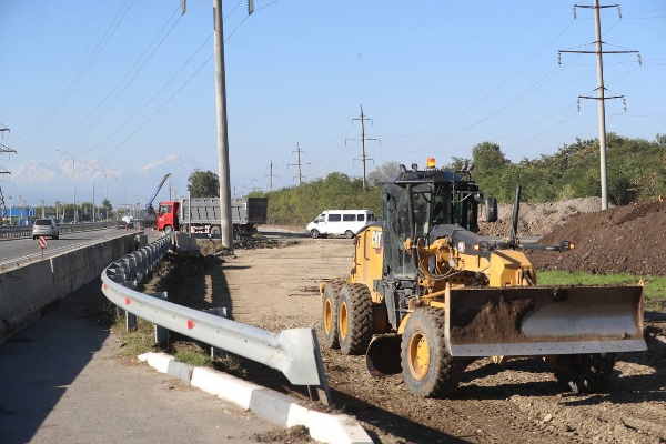 В Назрани строят новую кольцевую развязку.

В Ингушетии продолжается реконструкция участка федеральной трассы Р-217 «Кавказ». Проект включает масштабное обновление дорожной инфраструктуры и создание современного транспортного узла.

Особое внимание уделяется безопасному левому повороту с улицы 1-я Линия на улицу Муталиева — один из наиболее аварийно-опасных участков. 

В рамках проекта возводится кольцевая развязка, расширяется радиус поворота для общественного и грузового транспорта, а ширина проезжей части увеличивается до 63,5 метров.

Новый участок сделает движение безопаснее и комфортнее, улучшит доступ к социально значимым объектам и облегчит подъезд к автовокзалу.