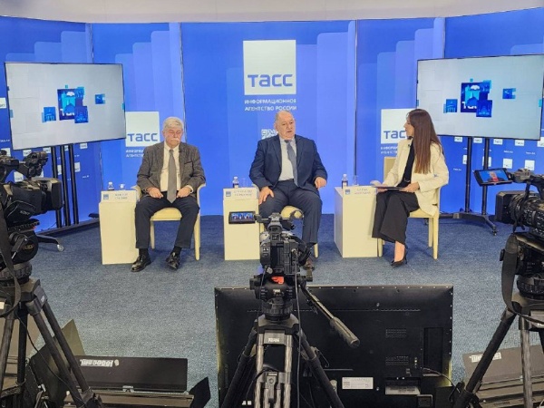 В региональном информационном центре «ТАСС Кавказ» проходит пресс-конференция, посвящённая дальнейшему развитию Пятигорского госуниверситета и 20-летию ИМО ПГУ.

Ректор ПГУ Александр Павлович Горбунов, а также директор ИМО ПГУ Виктор Николаевич Панин расскажут о ключевых достижениях как вуза в целом, так и Института, актуальных направлениях подготовки специалистов-международников, а также о развитии международного сотрудничества и партнёрской сети университета.