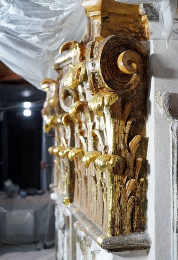 В каре Смольного монастыря продолжаются реставрационные работы. Две церкви - Захарии и Елизаветы и Александра Невского - уже полностью отреставрировали в 2021 году. Сейчас основные силы брошены на Церковь Святой Екатерины, - внутри найдена старинная отделка. Работы планируют закончить к 2027 году.

Одновременно с этим ремонтируют корпус с башней - снаружи его уже привели в порядок, а теперь занимаются внутренними помещениями. Там обнаружено, что у здания нет своей внешней стены, оно просто примыкает к забору. Эту историческую особенность планируется сохранить.

По материалам КГИОП СПб.