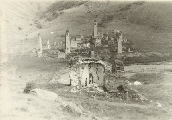 Институт археологии Российской Академии наук передал историкам "АСМ Групп" уникальные фотографии храма Алби-Ерды в горной Ингушетии 1975 года из экспедиции М.Б.Мужухоева.