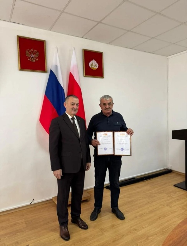 В последние дни декабря принято подводить итоги уходящего года и традиционно отмечать лучших специалистов в той или иной сфере профессиональной деятельности.

Глава Ирафского муниципального района Роберт Хамикоев и председатель Собрания представителей Ирафского муниципального района Казбек Гуцунаев вручили в зале заседаний администрации района награды лучшим специалистам различных сфер профессиональной деятельности. Церемония стала признанием заслуг тех, чей добросовестный труд вносит неоценимый вклад в развитие района. 

Поздравляя лучших из лучших, руководство отметило, что такие специалисты являются примером для всего коллектива, задают высокую планку профессиональных стандартов.

