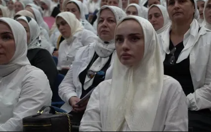 В Урус‑Мартановском районе прошла ежегодная августовская педагогическая конференция.

С основным докладом выступил начальник отдела образования Саид Увайсович Айдамиров: он подвёл итоги 2025–2026 учебного года и обозначил задачи на предстоящий период.

В рамках мероприятия состоялось награждение работников образования. Знаком «Отличник просвещения» отмечены Муслим Альтмемиров, Марьям Раисова, Петимат Хасанова и Мединат Эльмурзаева. Медалью «За вклад в развитие образования Урус‑Мартановского района» награждена учитель географии Камила Базаева — призёр республиканского конкурса «Учитель года — 2026»; ей также вручено денежное поощрение в размере 500 тысяч рублей от РОФ имени А. Х. Кадырова. Другие отличившиеся сотрудники награждены грамотами отдела образования.

