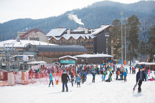 Курорты Кавказ.РФ могут принять 4 млн туристов в 2030 году.

Заместитель генерального директора института развития "Кавказ.РФ" Николай Гончаров в ходе круглого стола на тему "Законодательное и экономическое обеспечение развития особых экономических зон туристско-рекреационного типа, а также отдельных туристических кластеров" в Совете Федерации сообщил, что туристический поток на курорты "Кавказ.РФ" может вырасти до 4 млн. человек в 2030 году.

"За 10 лет объем туристического потока на наши курорты вырос более чем в шесть раз. С 300 тыс. в 2015 году до более 2 млн. человек по итогам 2025 года. Вместе с тем мы ожидаем, что к 2030 году с развитием инфраструктуры курортов эта цифра удвоится", - заявил Гончаров.

Он также добавил: "Что касается номерного фонда, только на курортах номерной фонд вырос с 1 тыс. до 4 тыс. номеров, а если мы будем считать близлежащие населенные пункты, то функционируют уже более 10 тыс. номеров. Также мы ожидаем, что к 2030 году общее количество номеров в гостиницах, построенных нашими резидентами, составит порядка 23 тыс. номеров".