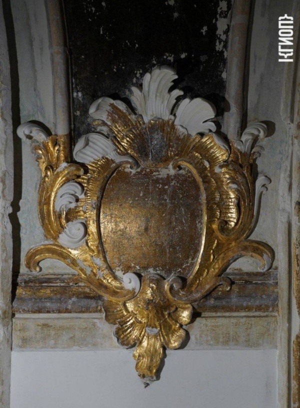 В бывшей главной церкви Императорского Воспитательного Общества благородных девиц во время реставрации расчистили новые фрагменты отделки, выполненной в середине XVIII века по рисункам Франческо Бартоломео Растрелли. Раскрыты элементы росписи масляными красками по штукатурке с изображением Святых Великомучениц Екатерины, Дарьи, Анастасии и Аглаи.