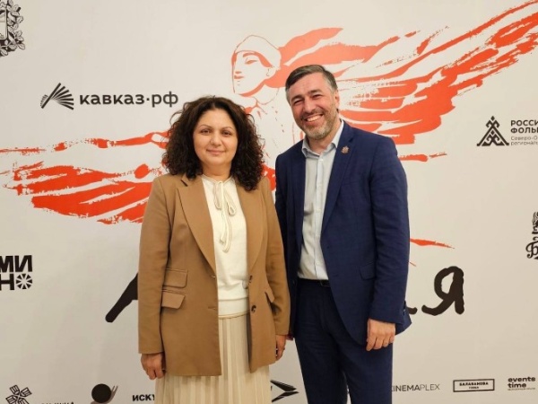 Во Владикавказе открылся Первый международный фестиваль аутентичного кино «Алания».

В церемонии открытия приняли участие заместитель главы Владикавказа Мадина Ходова и начальник Управления культуры городской администрации Руслан Марзоев. Мэрия Владикавказа выступает соорганизатором фестиваля.

Главная задача культурного мероприятия – установление кинодиалога между регионами России и зарубежными странами. В финале конкурсной программы фестиваля будет показано 39 игровых, документальных, экспериментальных и анимационных фильмов.

