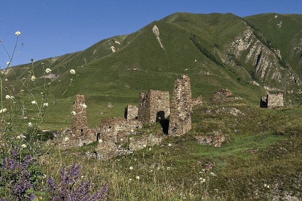 На курортах под управлением Кавказ.РФ за лето отдохнуло более 255 тысяч человек.

Для осетинского «Мамисона» летний сезон был дебютным. Курорт принял 19 тысяч человек. На легендарном «Эльбрусе» в планы вмешалась природа - из-за схода сели в Тырныаузе и перекрытой трассы не все желающие смогли приехать на легендарную гору, но тем не менее турпоток трех летних месяцев составил свыше 230 тысяч человек. Сейчас канатные дороги обоих курортов уходят на регламентные работы - «Эльбрус» с 3 по 24 сентября, «Мамисон» с 15 сентября до 1 ноября. Плановое техобслуживание помогает качественно подготовиться к зимнему сезону.

«В этом году на «Эльбрусе» было отмечено самое позднее в истории завершение сезона катания, он продлился 224 дня: с 25 ноября по 6 июля. В сезон восхождений мы приняли более десяти тысяч альпинистов. Число школьников в составе организованных групп выросло в 2,6 раза. Этим летом тысячи ребят со всей страны посетили самую высокую горную вершину России и Европы», - рассказывает генеральный директор Кавказ.РФ Андрей Юмшанов.

К лету 2025 года на «Эльбрусе» заработали два новых маршрута, которые Кавказ.РФ открыл к 80-летию Победы: «Тропа Победы» и «105-й пикет». Для любителей трекинга на курорте ввели однодневные и многодневные тарифы.

«Мамисон», поддерживая имидж самого творческого, представил итоги большого фестиваля тропостроения: новые смотровые площадки, стильные арт-объекты, зоны для медитаций и гамаки для созерцания. Дополнил рельеф склонов современный палаточный лагерь, где можно уединиться и встретить лучший в жизни рассвет на природе.

Программа мероприятий была экспериментаторской и насыщенной. На «Мамисоне» в рамках первого арт-феста соединяли фолк и эмбиент, ремесло и искусство, гастрономию и световое шоу. На «Эльбрусе» на высоте 3500 метров на закате играл симфонический оркестр, а вместе с 4000 волонтерами можно было убрать мусор на фестивале «Чистая гора».

«Мы находимся в постоянном творческом поиске интересных форматов отдыха для гостей наших курортов. Сейчас активно готовимся к зимнему сезону - программа также будет насыщенной: от открытия вечернего катания на «Эльбрусе» до запуска всех 19 км широчайших трасс на «Мамисоне». Лучшее решение сейчас - это купить со скидкой сезонный ски-пасс на один из наших курортов или лучше сразу на оба. Также совсем недавно стартовали продажи тарифов «7 дней в сезоне» и «10 дней в сезоне», которые позволяют зафиксировать стоимость билетов в нужный вам период. Специальные условия покупки будут действовать до конца сентября», - отмечает заместитель генерального директора Рустам Тапаев.

Новый формат отдыха - организованные туры по экотропам - ввели летом 2025 года на курорте «Ведучи». В сопровождении опытных гидов и фотографа гости могли прогуляться по живописным маршрутам с видами на хребет Данедук. На «Ведучи» продолжается большая стройка, возводится канатная дорога, соединяющая два склона. Осенью запланировано открытие большого отеля под управлением Cosmos group.