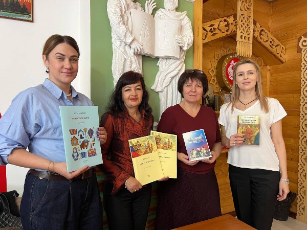 ЦМО ПГУ запускает серию авторских пособий для иностранных студентов.

Преподаватели Центра международного образования начали новый год с яркого старта – выхода в свет серии авторских учебных пособий, разработанных для иностранных студентов.

Этот проект стал важным шагом в поддержке учащихся из-за рубежа, которые стремятся не только овладеть языком, но и глубже понять российскую культуру, историю и общество.

«Говорим по-русски» – направлен на развитие коммуникативных навыков. Методическое пособие поможет студентам научиться уверенно общаться в различных ситуациях.

«Диалоги на русском» – предлагает погрузиться в живую русскую речь. Студенты отработают грамматические конструкции, узнают новые слова и устойчивые выражения.

«Обществознание». Изучение языка неразрывно связано с пониманием социальных и культурных контекстов.

«История России. Часть 1. Древняя Русь». Для глубокого понимания современной России необходимо знать её историю.

Создание учебных пособий для иностранных студентов будет способствовать оптимизации процесса обучения, повышению мотивации и учебной успеваемости в целом.