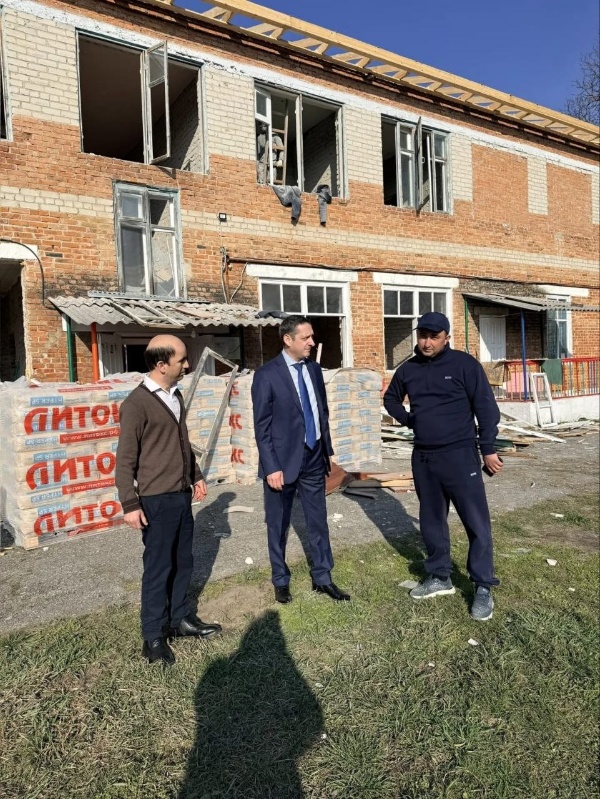 В рамках государственной программы «Развитие образования» начались работы по капитальному ремонту детского сада в с. Лескен.

На днях заместитель главы АМС Ирафского района Асланбек Гогаев совместно с начальником Управления образования Залимом Кабалоевым проинспектировали ход выполнения работ на объекте.

Подрядная организация - ООО «КАЙЗЕР» - приступила к выполнению контракта. В настоящий момент на объекте ведутся демонтажные работы.

В рамках капитального ремонта будут выполнены: замена кровли; замена всех инженерных сетей; замена оконных и дверных блоков; полная внутренняя отделка помещений.

Завершение всех работ запланировано на 30 ноября 2026 года. Ход ремонта находится на личном контроле администрации района.