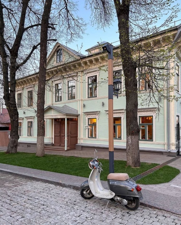 В Заповедных кварталах Нижнего Новгорода на улице Короленко, 18, после реставрации открылся дом вдовы титулярного советника Авдотьи Скворцовой. Деревянное здание построено в 1891-1894 годах. Сейчас здесь расположен культурный центр, включающий в себя штаб "Том Сойер Фест Нижний Новгород", инфоцентр, кофейню "Мола Мола Капри", экспозицию об истории развития Трехсвятского квартала с середины XIX века до наших дней, ассамбляж московского художника Алексея Луки, выставку этнобордов дизайнера Рустама Усманова и проект "Как звучит наследие?".