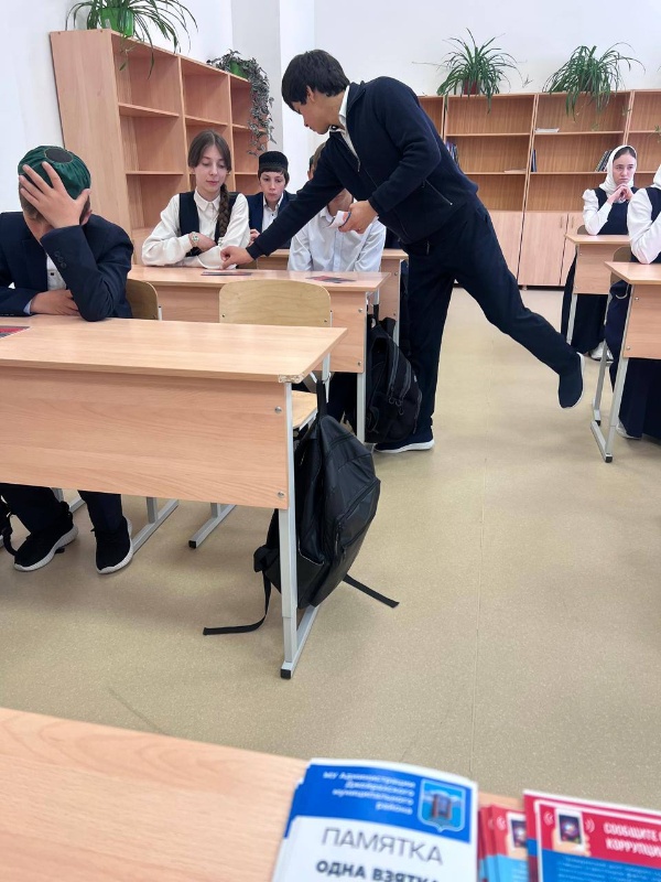 11 ноября 2025 года сотрудники администрации Джейрахского района организовали важную встречу с учащимися старших классов села Ольгетти. 

Тема беседы была посвящена актуальным вопросам современности, таким как терроризм, наркомания и коррупция. Участники встречи обсудили проблемы, связанные с этими явлениями, и возможные пути их решения. 

Акцент был сделан на важности формирования активной гражданской позиции среди молодежи, повышении уровня осведомленности и ответственности каждого гражданина перед обществом. 

Мероприятие прошло в теплой атмосфере взаимопонимания и взаимодействия, способствуя укреплению социальной устойчивости и сплоченности местного сообщества.
