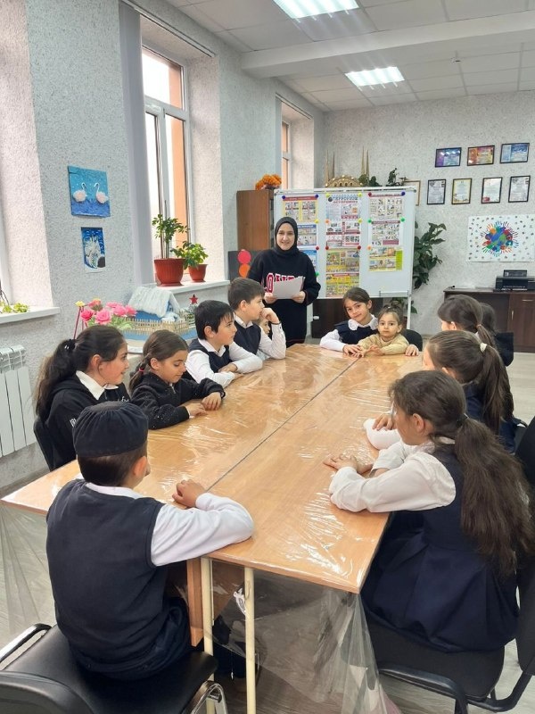 Под руководством художественного руководителя Дома культуры с. п. Ляжги Газдиевой М. Р.  для детей прошёл познавательный час на тему «Терроризм и его проявления».

В ходе встречи ребята:

•узнали, что такое терроризм и какие формы он может принимать;
•обсудили, почему это явление представляет серьёзную угрозу для общества;
• разобрали основные правила безопасного поведения в чрезвычайных ситуациях;
• получили памятки с алгоритмом действий при угрозе теракта и номерами экстренных служб: 112, 102 и др.

Мероприятие было построено так, чтобы донести сложную тему доступно и без излишнего эмоционального напряжения для детей. Участники активно задавали вопросы и участвовали в обсуждении.