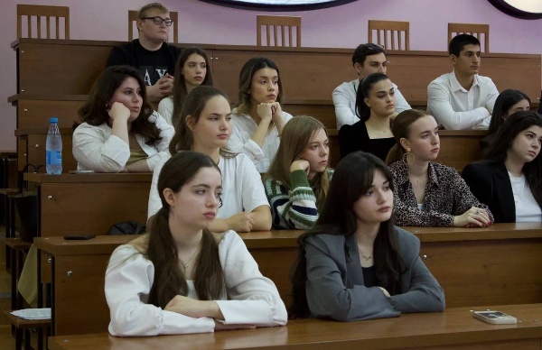 Во втором выпуске ток-шоу «Молодёжь спрашивает – мы отвечаем!», инициированном Центром сохранения и укрепления традиционных российских духовно-нравственных ценностей ПГУ, студенты обсудили, что такое семья и какую роль она играет в нашей жизни.

«Семья – основа человека и общества. Крепкая семья – опора Родины!» – Ирэна Герейханова.

Гости рассказали о поддержке семей, традиционных ценностях и важности разговоров о семье с молодёжью. Опрос показал: молодые люди ценят традиции и семейные ценности.