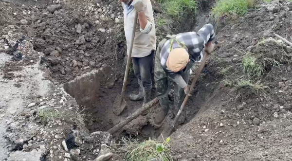 В Сунже начались работы по укладке новой водопроводной трубы. 

Проводится замена изношенного участка диаметром 110 мм, общей протяженностью 400 метров. 

Ход работ контролируют глава города Аслан Умаров и его заместитель Халид Беков. 

Администрация города обеспечивает стабильное водоснабжение для жителей. 

Новая труба позволит решить проблему частых порывов.