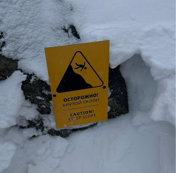 Знак «Осторожно! Крутой склон»