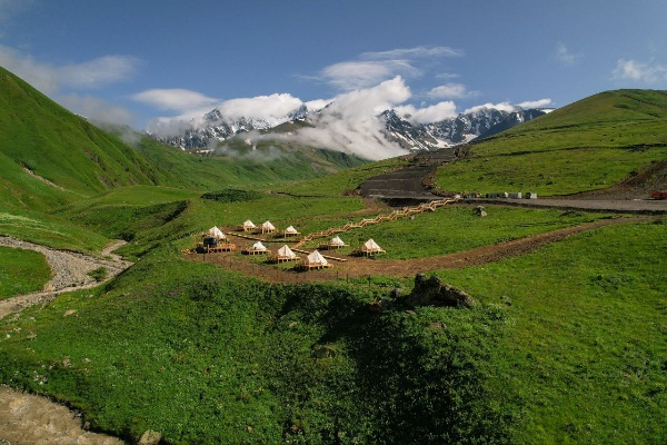 Кавказ.РФ готовит к запуску цифровую платформу «Инвестиционный хаб».

Взаимодействие с крупнейшими кредитными организациями и институтами развития страны в рамках Инвестиционного хаба СКФО обсудили на совещании, которое провел первый заместитель гендиректора Кавказ.РФ Андрей Цемахович. В обсуждении приняли участие представители ведущих финансовых институтов: ВЭБ.РФ, Юго-Западного банка Сбербанка России, ПАО «ВТБ», АО «МСП Банк», АО «Россельхозбанк», АО «Банк ДОМ.РФ» и ПАО «Банк ПСБ».

Встреча стала важным этапом реализации поручения заместителя председателя Правительства РФ Александра Новака по расширению деятельности института развития в качестве «единого окна» для работы с инвесторами в Северо-Кавказском федеральном округе.

Центральным инструментом взаимодействия станет цифровая платформа Она призвана консолидировать информацию о «прорывных» проектах макрорегиона и резидентов территорий с особым правовым режимом (ОЭЗ, ТОР, технопарки). Кавказ.РФ берет на себя роль «единого окна», обеспечивая поддержку по четырем основным направлениям: экспертиза проектов, структурирование сделок, сопровождение проектов при получении финансирования в кредитных организациях и институтах развития, консультации и помощь в получении мер господдержки.

 «Создавая Инвестиционный хаб, мы выступаем качественным фильтром и сервисным центром для бизнеса. Наша задача — не просто собрать базу данных, а обеспечить глубокую экспертизу и «упаковку» проектов под требования конкретных банков. Мы предлагаем финансовым институтам проработанные инициативы в состоянии высокой готовности, что минимизирует их риски и значительно ускоряет путь инвестора от идеи до реализации проекта и продвижения готовой продукции», – сказал Андрей Цемахович, первый заместитель генерального директора Кавказ.РФ.

Благодаря такой синергии институты развития и банки смогут рассматривать проекты, уже прошедшие первичную проверку и консалтинговое сопровождение, что сделает инвестиционный процесс в СКФО более эффективным и позволит обеспечить дополнительные инвестиции в округ.

Глобальный эффект для СКФО – это увеличение количества инвестпроектов, получающих господдержку, рост легального бизнеса, создание дополнительного объема произведенной продукции (вклад в ВРП), обеспечение дополнительных налоговых поступлений в бюджеты всех уровней, а также создание дополнительных рабочих мест.