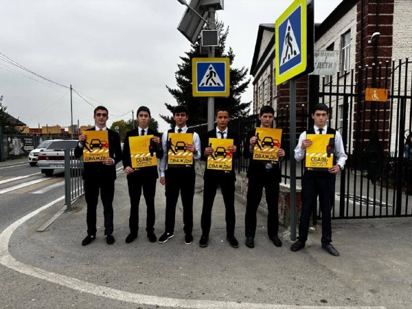 В Назрановском районе провели профилактическую акцию «Пристегнись!».

Сотрудники ОГИБДД ОМВД России совместно с учащимися СОШ № 1 с.п. Экажево организовали профилактическое мероприятие, посвящённое безопасности на дорогах.

В ходе мероприятия автоинспекторы останавливали автомобили, проводили разъяснительные беседы с водителями и пассажирами, обращая внимание на необходимость соблюдения правил перевозки детей и использования ремней безопасности всеми, кто находится в салоне.

Ребята из числа школьников активно поддержали акцию — они вручали листовки, напоминая участникам дорожного движения о правилах безопасности и последствиях их нарушения.

Подобные инициативы помогают формировать ответственное отношение к соблюдению ПДД и способствуют снижению числа дорожно-транспортных происшествий.