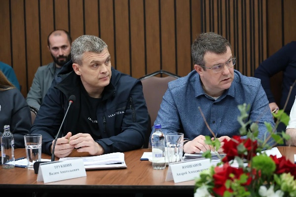 Горный курорт «Архыз» выходит на второй этап развития инфраструктуры.

Построенный Кавказ.РФ горнолыжный кластер принимает около миллиона туристов в год, практически выровнял зимний и летний потоки туристов, а сегодня готовится к новой большой стройке инфраструктуры. Проверить готовность подрядчиков и команды приехали заместитель министра экономического развития РФ Сергей Назаров и гендиректор Кавказ.РФ Андрей Юмшанов.

Сергей Назаров провёл в Карачаево-Черкесской Республике заседание рабочей группы по развитию курорта «Архыз». Участники обсудили строительство нового аэропортового комплекса, развитие инженерной инфраструктуры, реализацию инвестиционных проектов и меры по легализации туристического бизнеса.

«Архыз» является одним из крупнейших туристических проектов Северного Кавказа. На территории особой экономической зоны курорта зарегистрированы 43 резидента. Общий объём заявленных инвестиций составляет 119,2 млрд рублей, планируется создание 4 200 рабочих мест. Дальнейшее развитие курорта предусматривает создание еще 30 км горнолыжных трасс и шести канатных дорог.

Сейчас необходимо «расшить» узкое логистическое горло – сегодня туристы добираются до ущелья через авиахаб «Минеральные Воды», дорога занимает несколько часов. Поэтому отдельное внимание в ходе совещания было уделено строительству нового аэропортового комплекса «Архыз». Проект реализуется в рамках концессионного соглашения. Новый аэропорт построят в Зеленчукском районе КЧР в получасе езды до курорта. Его пропускная способность будет до тысячи пассажиров в час. Расчётный пассажиропоток к 2032 году составит до двух миллионов человек в год.

«Сегодня перед нами стоит задача синхронизировать реализацию всех проектов, от которых зависит развитие Архыза. Речь идёт не только о строительстве новых объектов курорта, но и о развитии транспортной и инженерной инфраструктуры, создании мест размещения и повышении качества туристических услуг. Расширение курорта и строительство аэропорта должны идти параллельно — это взаимосвязанные проекты, которые определят дальнейший рост туристического потока и инвестиционной активности на территории», — отметил Сергей Назаров.

Курорт готовится к второму этапу масштабной стройки инфраструктуры, в том числе, канатных дорог и трасс. Определены генеральный подрядчик и поставщики оборудования, заключены соглашения о финансировании. На площадке уже ведутся строительно-монтажные и подготовительные работы. Поставщиком оборудования для канатных дорог, как и на «Эльбрусе», будет российская компания «Руслет».

«Архыз» для нас имеет важное значение как модельный курорт, где впервые воплотилась идея государства о том, что на созданную базовую инфраструктуру инвесторы придут совсем в другом качестве и количестве, чем в «чистое поле». Курорт активно развивается, стал яркой частью экосистемы впечатлений компании Мантера, здесь формируются новые направления туризма, например, астрономического. Когда мы заходим в очередную тяжелую стройку нового курорта с нуля, пример Архыза мотивирует нас проходить все сложности, чтобы таких цельных, красивых мест становилось больше», - поделился Андрей Юмшанов.

Отдельный блок совещания был посвящён легализации средств размещения на территории курорта и прилегающих населённых пунктов. Эта работа направлена на повышение прозрачности туристического рынка, качества услуг и обеспечение добросовестной конкуренции. В КЧР проведено 60 контрольных мероприятий, выявлено 41 средство размещения, сведения о которых отсутствовали в реестре классифицированных средств размещения. Владельцам объектов выданы предписания об устранении нарушений.

Кроме этого, Кавказ.РФ в прошлом году разработал мастер-планы курортов и прилегающих территорий Архыза и Домбая. Это предложения по комплексному развитию территории. По идеям из мастер-плана субкластера «Архыз» должно быть создано 10 турмаршрутов между курортом, селом Архыз и Софийской поляной, проведено благоустройство территории. На Домбае также предложено сделать единое благоустройство территории, 72 км турмаршрутов и расширить зону катания. Семь маршрутов на 46 км уже приведены в порядок и паспортизированы. Сами мастер-планы находятся в работе в Правительстве КЧР.