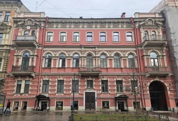 Дом Осоргиной на улице Чайковского, 18, официально пополнил перечень выявленных объектов культурного наследия Петербурга.

Здание имеет богатую историю, уходящую корнями в начало XIX века. В 1840-х годах в этом доме располагались квартиры семьи графов Хвостовых, среди арендаторов которых была бабушка Михаила Лермонтова. Существует предположение, что именно здесь поэт работал над своим знаменитым романом "Герой нашего времени".

Современный облик в стиле эклектики с элементами барокко здание приобрело в 1876-1877 годах после реконструкции, проведенной по проекту академика архитектуры Ивана Шапошникова. Архитектор, автор проекта Большой Хоральной синагоги, не только перестроил дом, но и сам поселился в нем. Именно здесь, в 1879 году родилась его дочь Елена, в будущем выдающаяся деятельница и жена художника Николая Рериха.