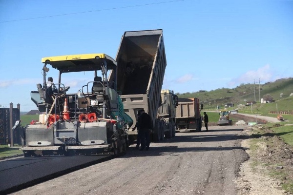 В Назрановском районе начался ремонт региональной автодороги «Экажево–Гази-Юрт». 

Работы проводятся в рамках государственной программы «Развитие автомобильных дорог Ингушетии».

️Протяжённость участка составляет около 8 км. Сейчас дорожниками ведётся укладка первого слоя асфальта. 

Проектом предусмотрено обновление дорожного покрытия, обустройство тротуара протяжённостью 2 км, установка освещения, дорожных знаков, барьерных ограждений, остановочных павильонов и водопропускных труб.

Завершение работ запланировано на конец года.