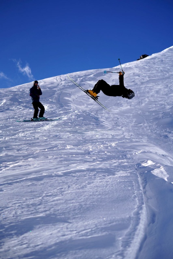 «Эльбрус» принимает сильнейших фрирайдеров на своих склонах.

25-29 марта сеть магазинов АльпИндустрия проведёт финальный этап соревнований Freeride World Qualifier в России. Три звезды — это более сложный рельеф, чем на 1 и 2 звёздах, а райдеры получают больше баллов для отбора на международные соревнования, Freeride World Tour.

На «Эльбрусе» перед соревнованиями прошла подготовительная тренировка братьев Марата и Кайсына Узденовых.