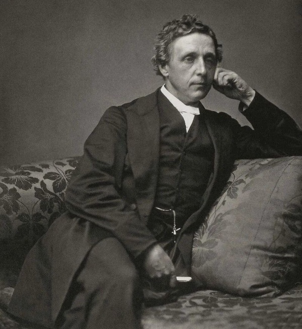 "Петербург настолько совершенно не похож на все виденное мною раньше, что я, наверное, был бы счастлив уже тем, что в течение многих дней, просто бродил по нему, ничего больше не делая. Мы прошли от начала до конца Невский, длина которого около трех миль, вдоль него множество прекрасных зданий, и должно быть, это одна из самых прекрасных улиц в мире".

Льюис Кэрролл
28 июля 1867