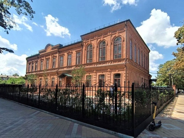 Завершились реставрационные работы на объекте культурного наследия регионального значения Начального женского училища на Красной улице в Краснодаре.

Здание в стиле эклектики построено в 1880 году на средства городского бюджета. До 1912 года двухэтажное учебное учреждение было единственным на севере Екатеринодара. В годы гражданской войны училище переделали в госпиталь. С конца 1950-х годов здесь размещался Дом пионеров и школьников. Реставрация проходила с 2021 года в несколько этапов - в первую очередь усилили основные несущие конструкции, позже отреставрировали фасады и воссоздали кровлю, восстановили ограждения балкона и входов.