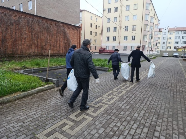 11 апреля 2026 года сотрудники Джейрахско-Ассинского музея-заповедника и Комитета государственной охраны объектов культурного наследия Республики Ингушетия вышли на совместный субботник прилегающих офисных территорий г. Магаса.

Сотрудники провели уборку на газонах за зданием, очистили от мусора и прошлогодней листвы, прилегающие к офисному зданию улицы.  

В результате проведенных мероприятий, была очищена территория офисного здания, расположенного на ул.Борова от бытового мусора, сухих деревьев и прошлогодней листвы, которые были собраны и вывезены в специально отведенное место.

Руководитель музея-заповедника А.А. Сампиев поблагодарил всех участников мероприятия, а также добавил, что в течении текущего месяца будут проведены еще субботники, в том числе, и в горных местностях.
