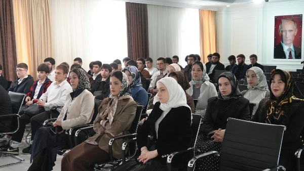 В Министерстве Чеченской Республики по делам молодёжи при активном содействии ГБУ «Аргунский музей-заповедник» состоялась лекция Ксении Диановой на тему: «Культурный код в современном мире». 

Наибольший акцент в лекции был сделан на работе с культурным кодом в творчестве современных дизайнеров - на примере тех брендов, которые стремятся переосмыслять традиционных чеченский костюм.

За организацию лекции Ксения была отмечена благодарственным письмом Молодежного центра
Чеченской Республики.