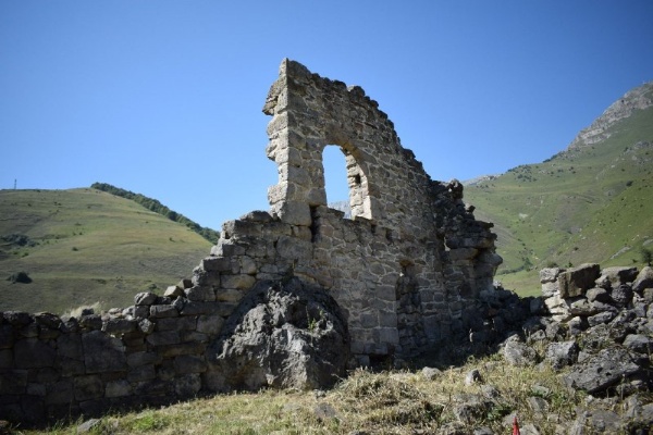 "АСМ Групп" продолжает работы по выявлению неучтенных исторических построек на территории горной Ингушетии и внесению их в создаваемую компанией при поддержке Благотворительного фонда "САФМАР" - Единую электронную базу памятников Ингушетии. Постройки, обладающие признаками объектов культурного наследия, также должны быть внесены в Реестр объектов культурного наследия Ингушетии для их юридической и фактической защиты.

Команда "АСМ Групп" закончила работы по изучению и выявлению построек и стел на Башенном комплексе "Мецхал". В существующем реестре находятся 12 объектов культурного наследия, включая башни и хозяйственные постройки. Специалисты "АСМ Групп" выявили на "Мецхал" еще 77 исторических памятников, обладающих признаками объектов культурного наследия, среди которых - уникальные башни и склепы.

"АСМ Групп" направило в Комитет по охране объектов культурного наследия Ингушетии 77 заявлений о включении выявленных объектов в Реестр вновь выявленных объектов культурного наследия Ингушетии. Надеемся, что в течение 90 рабочих дней еще 77 объектов юридически станут выявленными объектами культурного наследия Российской Федерации и займут свое достойное место среди других уникальных памятников страны. "АСМ Групп" готово оказать всю дополнительную необходимую помощь, чтобы юридически защитить уникальные строения и стелы Башенного комплекса "Мецхал".